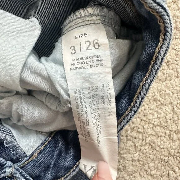 YMI Jeans Women’s Size 3/26 Flare Raw Hem Distressed Ankle Cropped Light Wash - Picture 4 of 8